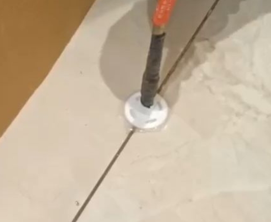青白江瓷砖空鼓维修公司专业解答瓷砖在铺贴过程中，如果没有涂抹均匀到位的粘结材料（如水泥砂浆或瓷砖胶），可能会导致以下问题